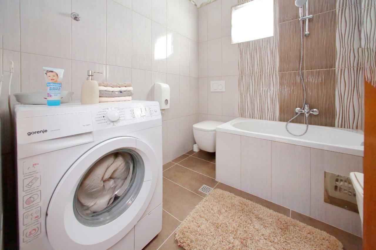 Apartments Ana Бибинє Екстер'єр фото